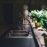 キッチンで水漏れが発生したらどのような行動をとれば良いのか